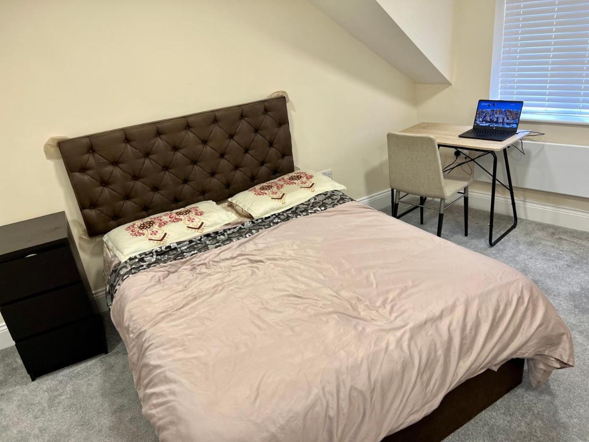 Double Bed Room Theobald Street Borehamwood Exteriör bild